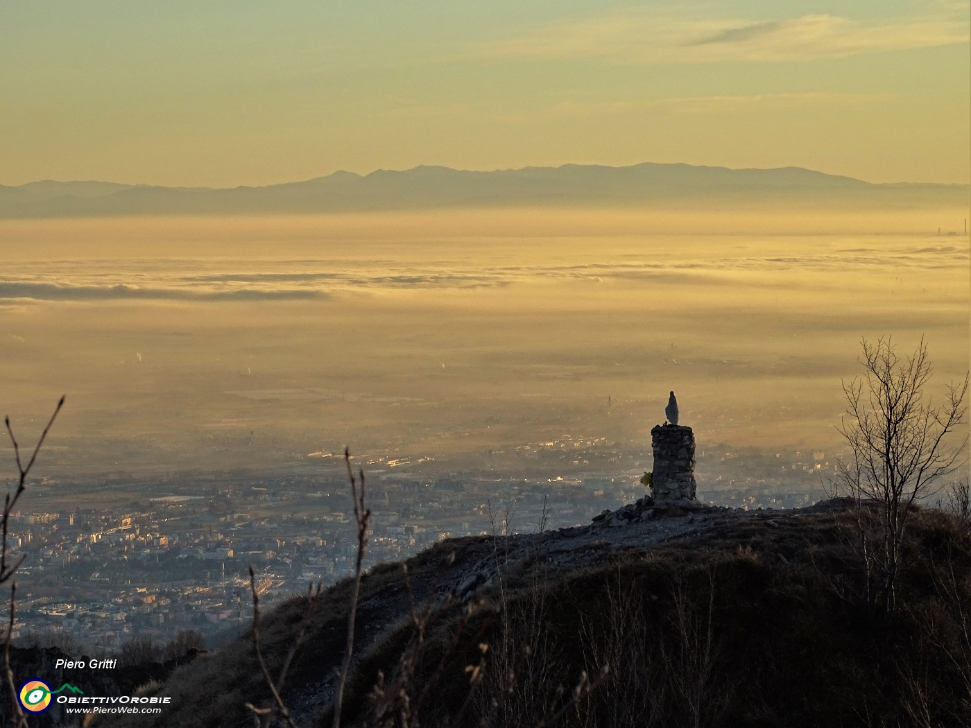 45 Maxi zoom verso la Madonnina del Costone, la pianura e gli Appennini.JPG